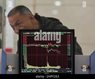 Fuyang, China. 24th Feb, 2022. A trader watches the Shanghai Composite Index on a monitor in Fuyang. Under the influence of the Russia-Ukraine war, China's A-share market once saw panic transactions. The turnover of the two markets soon exceeded one trillion yuan, and by the end of the trading volume exceeded 1.3 trillion yuan, A 5-month high. By the end of trading, the Shanghai Index was at 3429 points, down 1.7 percent, the Shenzhen Index at 13252 points, down 2.2 percent, gem index at 2783 points, down 2.11 percent. Credit: SOPA Images Limited/Alamy Live News Stock Photo