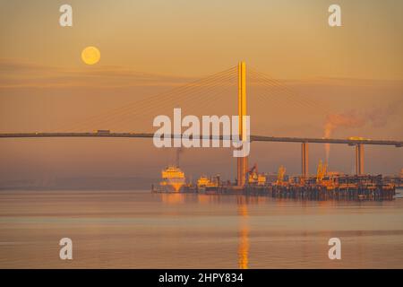 Moonset over the Dartford bridge on a cold winters morning Stock Photo