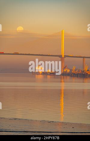 Moonset over the Dartford bridge on a cold winters morning Stock Photo