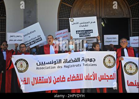 Tunisia. 24th Feb, 2022. The Association of Tunisian Magistrates has called on all magistrates to hold a vigil on Thursday, February 24, 2022 in front of the Court of Appeal in Tunis, Tunisia, dressed in judicial uniform, 'in response to the targeting of the judiciary and its submission to the executive power'. (Photo by Mahjoub Yassine/Sipa USA) Credit: Sipa USA/Alamy Live News Stock Photo