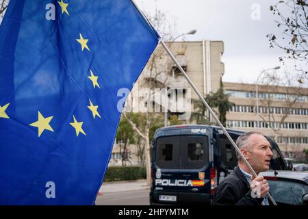 Madrid, Spain. 24th Feb, 2022. A protester waves an European Union flag outside the Russian Embassy during a demonstration against Russian invasion of Ukraine. As a response to the Russian invasion of Ukraine a group of Ukrainian citizens residing in Spain gathered in front of the Russian Embassy in Madrid to protest Vladimir Putin's invasion of Ukraine. Credit: SOPA Images Limited/Alamy Live News Stock Photo