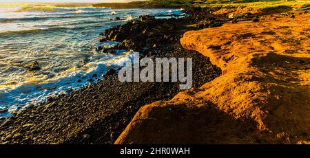 Red Sandstone and Lava Rock Beach on The   Papakolea Beach Trail,  Hawaii Island, Hawaii, USA Stock Photo
