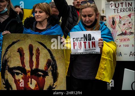 Madrid, Spain. 24th Feb, 2022. People protesting with placards after the first Russian attacks registered in Ukraine. Ukrainians living in Madrid gathered in front of the Russian embassy to protest against the Russian attacks registered in several parts of the Ukrainian country demanding the end of war and shouting slogans against Russian President Vladimir Putin. Credit: Marcos del Mazo/Alamy Live News Stock Photo