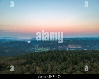Vue aérienne panoramique depuis le Puy de Pauliac au lever du soleil Stock Photo
