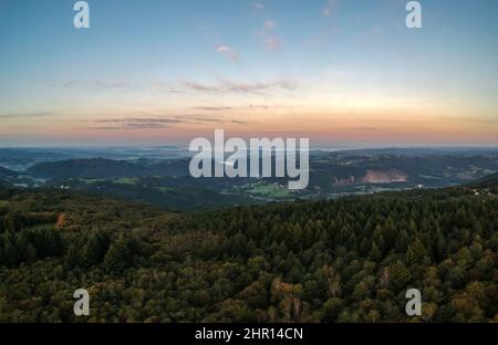 Vue aérienne panoramique depuis le Puy de Pauliac au lever du soleil Stock Photo