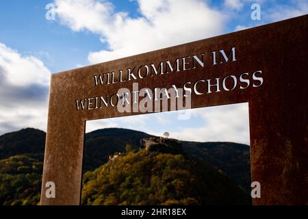 A sign with 'Welcome to the wine village Mayschoss' with the Saffenburg in the background Stock Photo