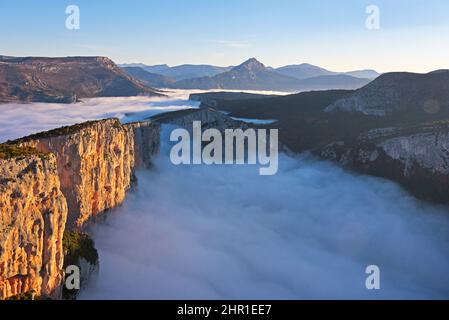 Cliffs of the great Canyon of Verdon over a sea cloudswith fog bank, France, Alpes de Haute Provence, La Palud sur Verdon Stock Photo