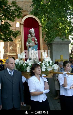 Wieleń Zaobrzański, Wielkopolska, Greater Poland, Großpolen, Polen, Polska; A statue of the Mother of God carried by women on their shoulders. Stock Photo