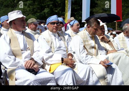 Wieleń Zaobrzański, Wielkopolska, Greater Poland, Großpolen, Polen, Polska; Priests wearing albs and stoles during the field Mass. Księża, kapłani Stock Photo