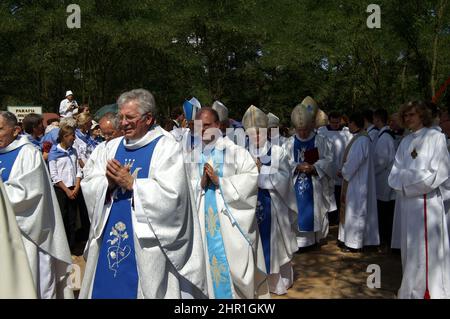 Wieleń Zaobrzański, Wielkopolska, Greater Poland, Großpolen, Polen, Polska; Clergy during the procession to the field altar. Procesja do ołtarza Stock Photo