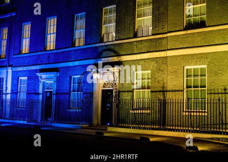 London, UK. 24th Feb, 2022. A view of the front of 10 Downing Street lit up in Ukrainian colour to stand in solidarity with Ukraine. Credit: SOPA Images Limited/Alamy Live News
