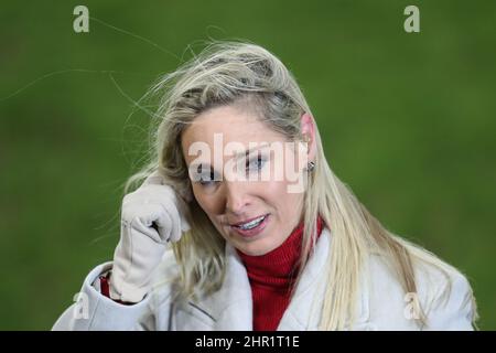 Retro porno: Yirtqichlar qabilasi bir qizni asirga olib, sikishadi.