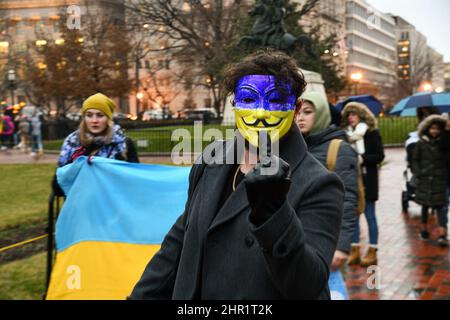 Washington, USA. 24th Feb, 2022. Demonstrators gather at the White House to protest the Russian invasion of Ukraine and call on the Biden administration to impose harsh sanctions as a response in Washington, DC on February 24, 2022. (Photo by Matthew Rodier/Sipa USA) Credit: Sipa US/Alamy Live News