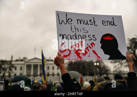 Washington, USA. 24th Feb, 2022. Demonstrators gather at the White House to protest the Russian invasion of Ukraine and call on the Biden administration to impose harsh sanctions as a response in Washington, DC on February 24, 2022. (Photo by Matthew Rodier/Sipa USA) Credit: Sipa US/Alamy Live News