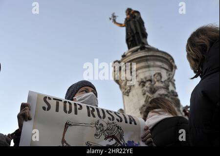 UKRAINIANS IN PARIS PROTEST AGAINST RUSSIAN INVASION FRANCE. PARIS (75) 2022.02.24TH. PLACE DE LA REPUBLIQUE SQUARE. SUPPORT RALLY TO UKRAINE COUNTRY Stock Photo