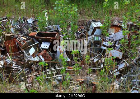 Ukraine, Sperrzone, Pripjat, in der unbewohnbaren 30-Kilometer-Zone um das Kraftwerk von Tschernobyl und der Arbeitersiedlung Pripjat, scrap metal, ol Stock Photo