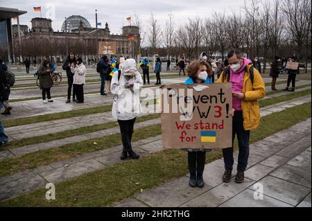 24.02.2022, Berlin, Germany, Europe - Protesters including Ukrainians living in Berlin and supporters demonstrate in front of the German Chancellery. Stock Photo