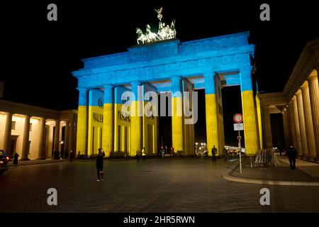 das Brandenburger Tor wird als Zeichen der Solidaritaet mit der Ukraine in dessen Landesfarben angestrahlt/ the Brandenburg Gate is being illuminated