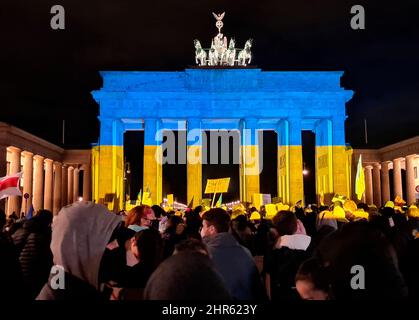Das Brandenburger Tor wird mit Hilfe eines Kranes gereinigt in Berlin ...