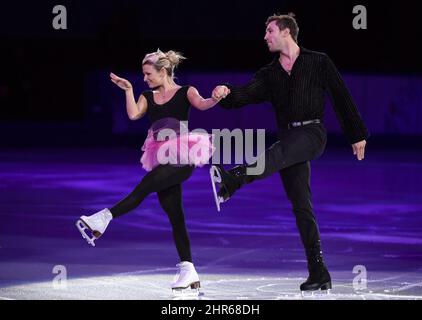 Canada's Kirsten Moore-Towers and Dylan Moscovitch perform their figure