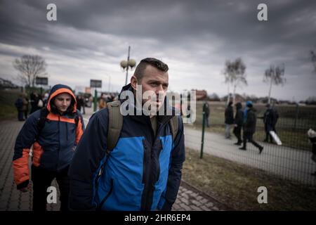 Medyka, Poland. 25th Feb, 2022. Vladimir (41, r) and Alexander (25, l) from Ukraine go from Medyka in Poland to Shehyni in Ukraine to fight against the Russians. Numerous Ukrainians leave the country after military actions of Russia on Ukrainian territory, at the same time Ukrainians living abroad take the opposite way and go to war for their country. (To dpa Korr.) (to dpa: 'Refugees from Ukraine: 'Maybe good people will help us') Credit: Michael Kappeler/dpa/Alamy Live News Stock Photo