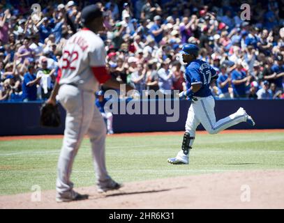 Toronto Blue Jays pitcher Juan Guzman pitches in the first inning against  the Chicago White Sox in Game 5 of the American League playoffs, Oct. 10,  1993 in Toronto. Guzman pitched seven