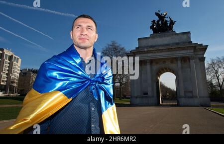 25 FEB 2022 - RUSSIA INVASION - Wladimir Klitschko in London, Britain  Former World Heavyweight Boxing Champion Wladimir Klitschko shows his true colours as he proudly wears the Ukranian flag in front of Wellington Arch in central London. This image was taken on 24th February 2014. Exactly 8 years later to the day Russia would invade Ukraine.  Wladimir is the brother of Vitali Klitschko who is the Mayor Of Kyiv, Ukraine.   Picture : Mark Pain / Alamy Live News