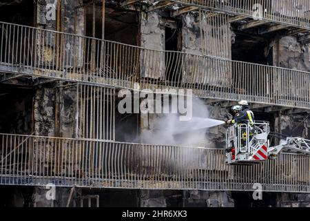 Essen, North Rhine-Westphalia, Germany - Major fire in Essen's Weststadt district. Due to danger of collapse, the ruins of the fire in the apartment b Stock Photo
