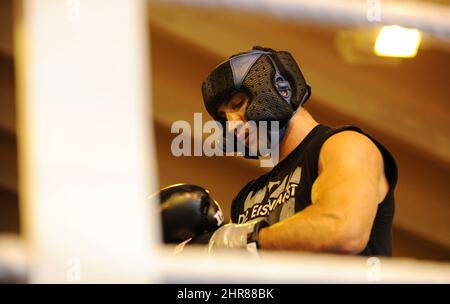 Ukrainian world champion in boxing, Vladimir Klitschko (L), trains at the indoor tennis centre of the Hotel Stranglwirt during a training camp in Going, Austria, 24 August 2010. IBF-, IBO-, and WBO- world champion Klitschko will compete against former WBC-world champion Peter on 11 September 2010. Photo: Tobias Hase Stock Photo