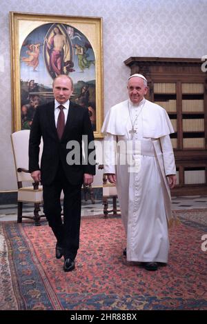 This morning, February 25, 2022. Pope Francis unexpectedly presented himself to the Russian ambassador to ask for an end to the bombings Photo: Pope Francis and Russian President Vladimir Putin during a private audience at the Vatican, on November 25, 2013. Stock Photo