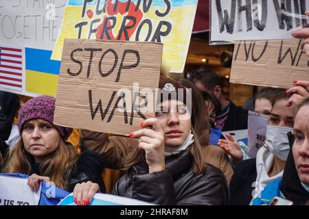 Istanbul, Turkey. 25th Feb, 2022. Protesters hold placards expressing their opinions during the demonstration.Ukrainian citizens living in Istanbul gathered in front of the Russian Consulate General in Beyo?lu district and protested Russia's military operation against Ukraine. Shouting 'Killer Putin' slogans and holding 'No to war' and 'Stop the war' banners, the protestors called for the war to be stopped as soon as possible while the police took extensive security measures, some Ukrainians burst into tears. Credit: SOPA Images Limited/Alamy Live News Stock Photo