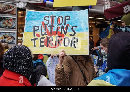 Istanbul, Turkey. 25th Feb, 2022. A protester holds a placard during the demonstration.Ukrainian citizens living in Istanbul gathered in front of the Russian Consulate General in Beyo?lu district and protested Russia's military operation against Ukraine. Shouting 'Killer Putin' slogans and holding 'No to war' and 'Stop the war' banners, the protestors called for the war to be stopped as soon as possible while the police took extensive security measures, some Ukrainians burst into tears. Credit: SOPA Images Limited/Alamy Live News Stock Photo