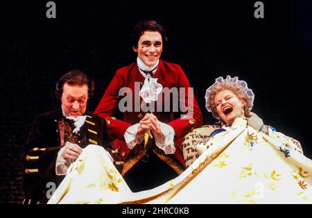 l-r: John Normington (Crabtree), Guy Henry (Sir Benjamin Backbite), Prunella Scales (Mrs Candour) in THE SCHOOL FOR SCANDAL by Richard Brinsley Sheridan at the Olivier Theatre, National Theatre (NT), London SE1  24/04/1990  music: Dominic Muldowney  set design: John Gunter  costumes: Luciana Arrighi  lighting: Robert Bryan  dance: Peter Walker  director: Peter Wood Stock Photo