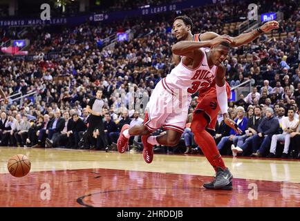 The Chicago Bulls' Kris Dunn (32) drives against the Dallas Mavericks'  Dwight Powell (7) in the second half at the American Airlines Center in  Dallas on Friday, Jan. 5, 2018. The Bulls