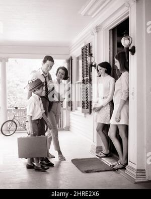 1960s FAMILY ON FRONT PORCH WELCOMING FATHER HOME FROM WORK SON HOLDING BRIEFCASE & WEARING HAT TEEN DAUGHTER SIN DOORWAY - j13202 HAR001 HARS WEARING BICYCLE HUSBAND 3 BRIEFCASE CLOTHING NOSTALGIC PAIR SUBURBAN DOORWAY PORCH OLD TIME NOSTALGIA HUGGING OLD FASHION JUVENILE STYLE WELCOME EMBRACE FASHIONABLE SONS PLEASED FAMILIES JOY LIFESTYLE SATISFACTION FIVE FEMALES MARRIED 5 SPOUSE HUSBANDS HEALTHINESS HOME LIFE COPY SPACE FRIENDSHIP FULL-LENGTH HUG LADIES DAUGHTERS PERSONS CARING MALES TEENAGE GIRL EMBRACING MIDDLE-AGED B&W PARTNER MIDDLE-AGED MAN SKIRTS HAPPINESS CHEERFUL PORCHES Stock Photo