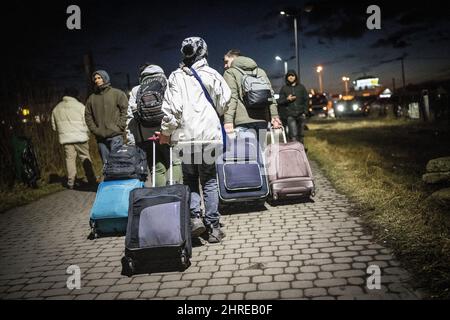 Medyka, Poland. 25th Feb, 2022. Refugees from Ukraine arrive in Medyka in Poland after crossing the border from Shehyni in Ukraine. Many people leave the country after Russia's attack on Ukraine. Credit: Michael Kappeler/dpa/Alamy Live News Stock Photo