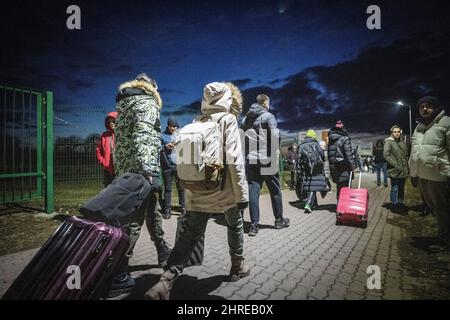 Medyka, Poland. 25th Feb, 2022. Refugees from Ukraine arrive in Medyka in Poland after crossing the border from Shehyni in Ukraine. Many people leave the country after Russia's attack on Ukraine. Credit: Michael Kappeler/dpa/Alamy Live News Stock Photo