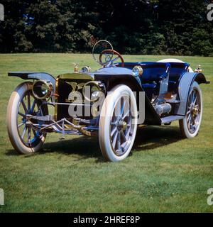 1980s THE AMERICAN RIGHT HAND DRIVE BRASS ERA FOUR SEAT ROADSTER WITH WHITE RUBBER TIRES ON WOOD SPOKE WHEELS - km7978 RSS001 HARS STILL LIFE AUTOMOBILES STYLISH VEHICLES LIGHT BLUE MONOCLE BRASS ERA RELAXATION TIRES AMATEUR ENJOYMENT OLD FASHIONED RESTORATION Stock Photo