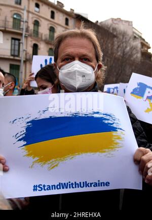 Ukrainian citizens residing in Mallorca in a peaceful concentration in the Plaza de España in Palma, in protest against Russia's invasion of Ukraine and against the war in their country. Palma de Mallorca, Spain. 25th February 2022. Stock Photo