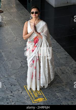 Kiara-Sidharth Reception: Alia Bhatt poses in a shimmery saree along with  Ayan Mukerji & Neetu ...