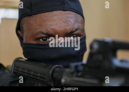 A Ghana Special Force commando during close quarter battle training alongside French and British Special Forces during exercise Flintlock 2022 February 19, 2022 near Abidjan, Ivory Coast. Stock Photo
