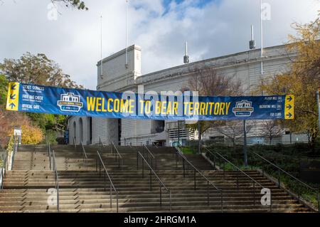 Steps to California Memorial Stadium, sign reads 'Welcome to Bear Territory' Stock Photo