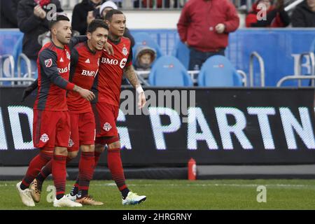 Gregory van der Wiel, left, and Marquinhos of Paris Saint-Germain football  club prepare to cut the ribbon during the opening ceremony for the Pop up S  Stock Photo - Alamy