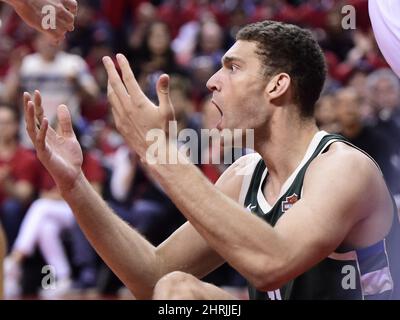 Milwaukee Bucks' Brook Lopez defends his brother Cleveland Cavaliers' Robin  Lopez during the first half of an NBA basketball game Friday, Nov. 25,  2022, in Milwaukee. (AP Photo/Morry Gash Stock Photo - Alamy