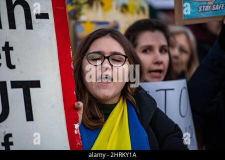 London, UK. 25th Feb, 2022. LONDON, ENGLAND - FEBRUARY 25: People demonstrate in support of Ukraine in Whitehall outside of Downing Street the residence of the UK Prime Minister Boris Johnson on February 25, 2022 in London, England. Russia began a large-scale attack on Ukraine, with Russian troops invading the country from the north, east and south, accompanied by air strikes and shelling. The offensive prompted a wave of sanctions from the U.S. and European government. Photo by Sebastian Frej Credit: Sebo47/Alamy Live News Stock Photo