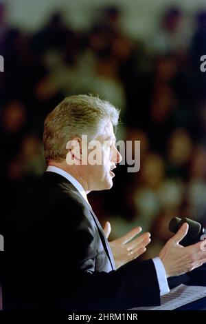 U.S. President Bill Clinton addresses a leadership conference against illegal drugs at Eleanor Roosevelt High School March 7, 1996 in Greenbelt, Maryland. The conference involved students, grassroots organizers and policy makers together to help shape a strategy against drugs and youth crime. Stock Photo