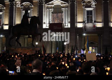 Rome, Italy. 22nd Feb, 2022. ROME, ITALY, 25.02.2022: Ukrainian and Italian protesters with candles gather in Piazza del Campidoglio in Rome, against the war operations of Russia in Ukrainian territory. Credit: Independent Photo Agency/Alamy Live News Stock Photo