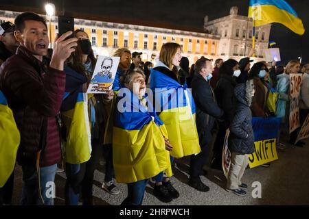 Lisbon, Portugal. 25th Feb, 2022. Demonstrators hold flags during a rally in support of Ukraine and calling for an end to the Russian invasion. Hundreds of demonstrators held a rally in Praça de Comercio to protest against the Russian invasion and President Putin's war policies against the Ukrainian people. Credit: SOPA Images Limited/Alamy Live News Stock Photo