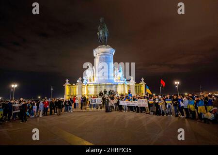 Lisbon, Portugal. 25th Feb, 2022. Hundreds of demonstrators held a rally in Praça de Comercio to protest against the Russian invasion and President Putin's war policies against the Ukrainian people. Credit: SOPA Images Limited/Alamy Live News Stock Photo