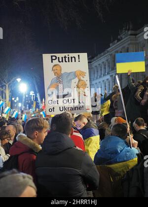 London. 25th February 2022. The second day of the Russian invasion of Ukraine. Downing Street protest calling for further sanctions against Russia for Stock Photo